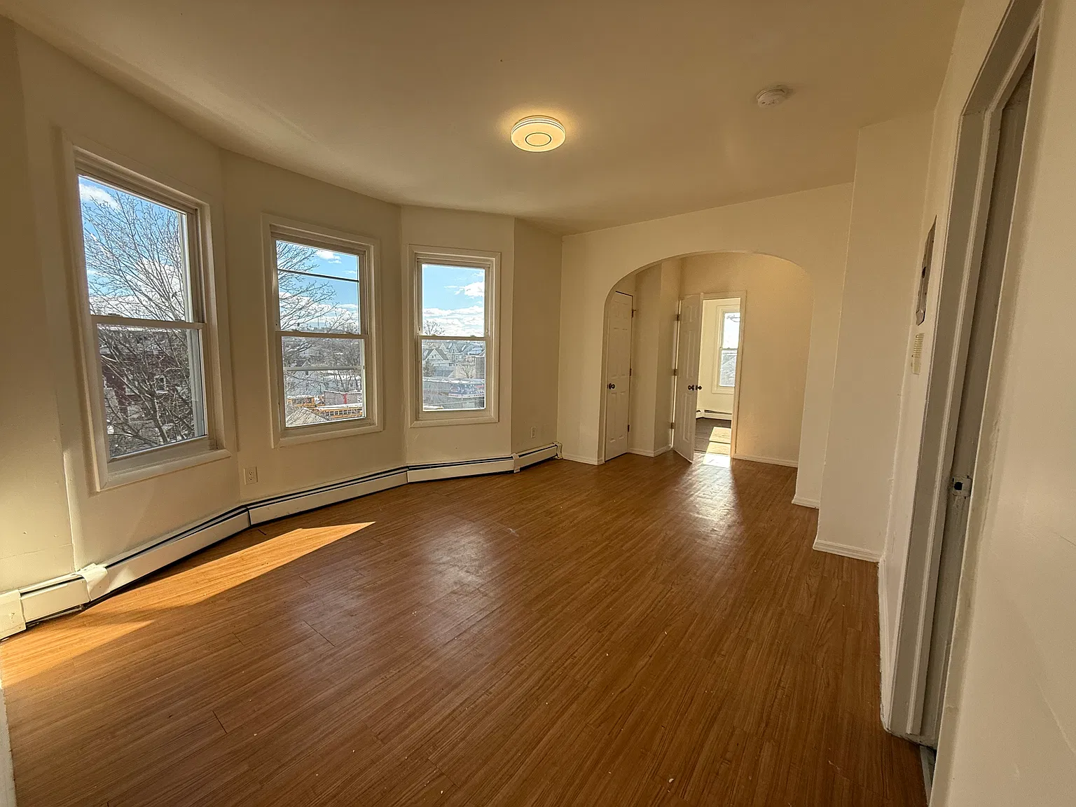 3 bed, 800 sqft, $2,000 — Photo 1