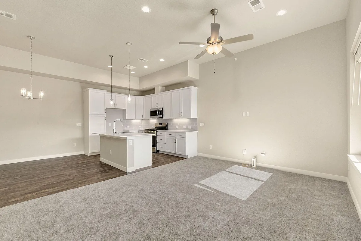 Building Photo - 820 Schlagel St #7
