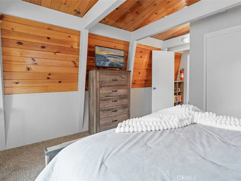 1056 Sierra Ave — Photo 8