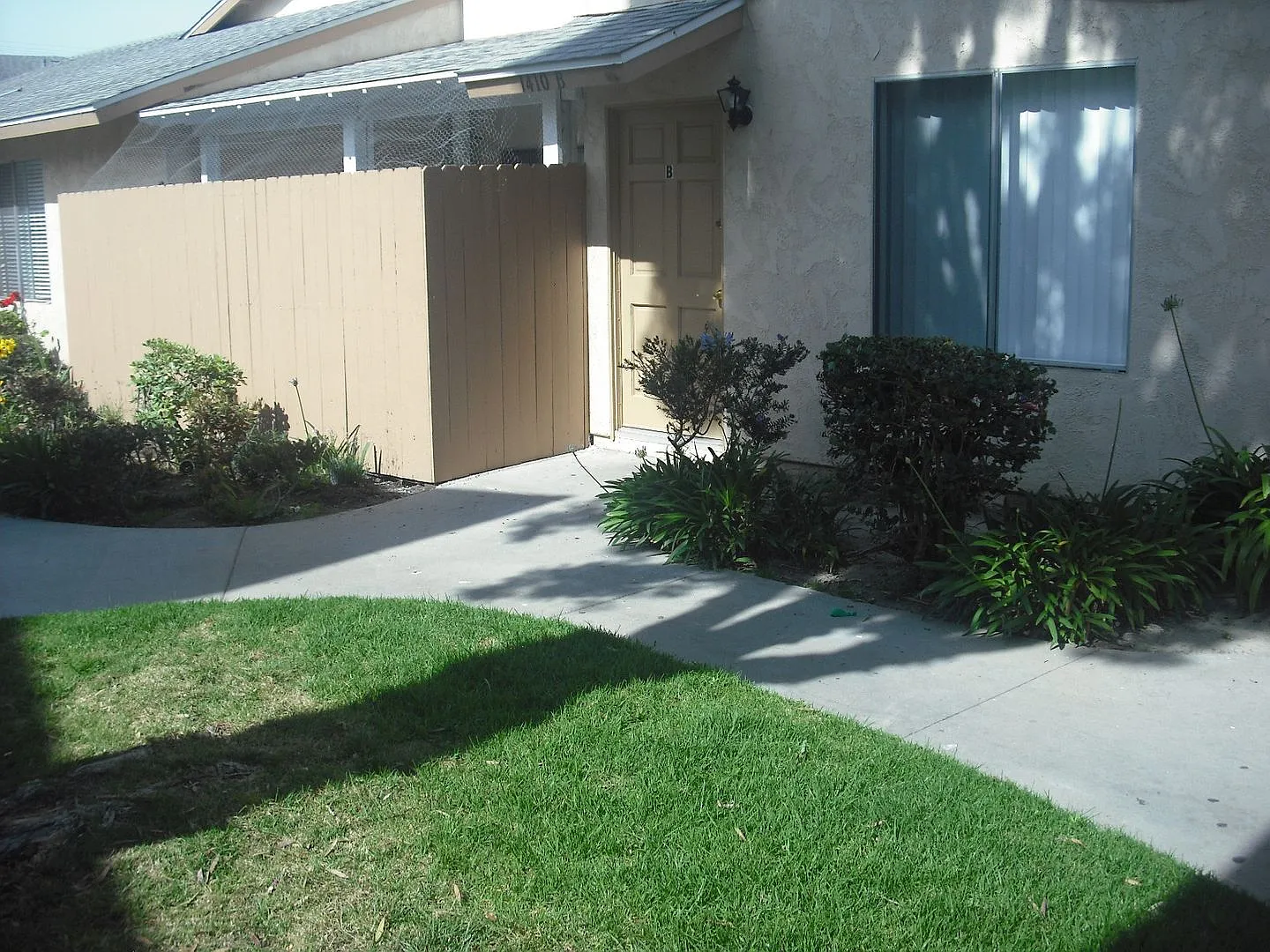 Gorgeous 2 story 2 bedroom 2 bath Townhome — Photo 2