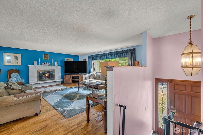 3rd image of 302 N 188th Street