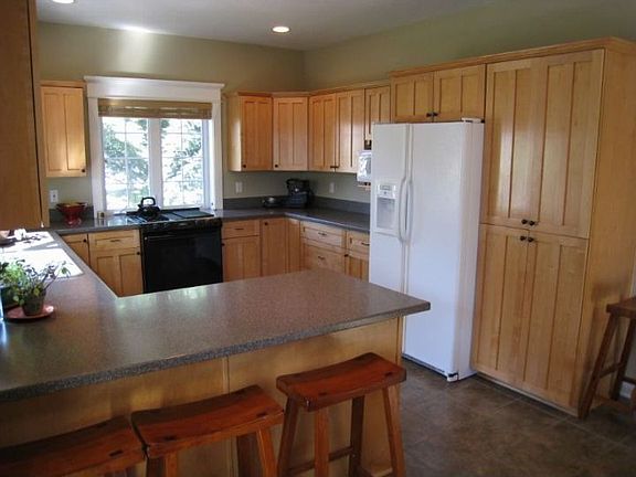 Sliders to outside covered patio with gas bbq hookup