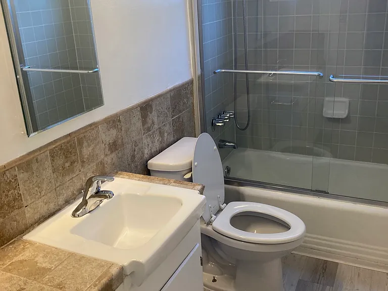968 S Barrington Ave — Photo 8