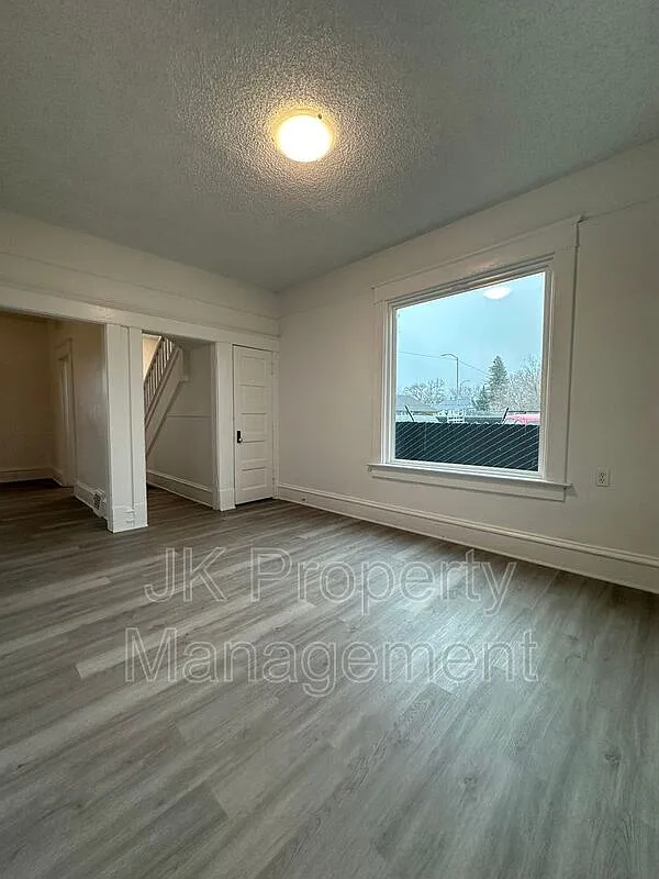 3 bed, 1.0 bath, 1200 sqft, $1,250 — Photo 4