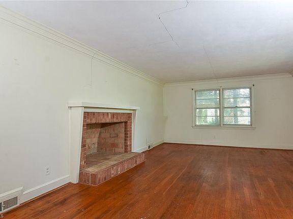 5th image of 215 Greenside Dr