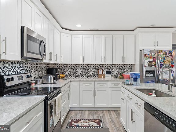 3rd image of 32 Rustleaf Ln
