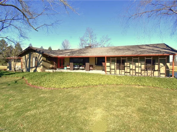 1200 Palmetto Dr, Hubbard, OH 44425