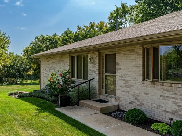 913 High Point Dr, Rockton, IL 61072