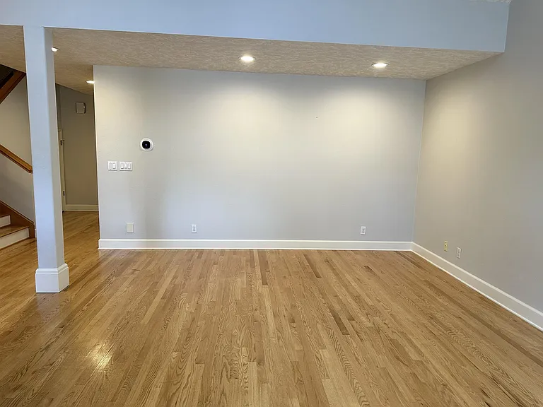 330 E College St — Photo 7