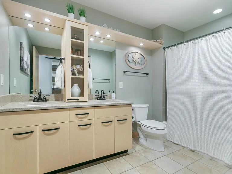 309 W Washington Ave #213 — Photo 36