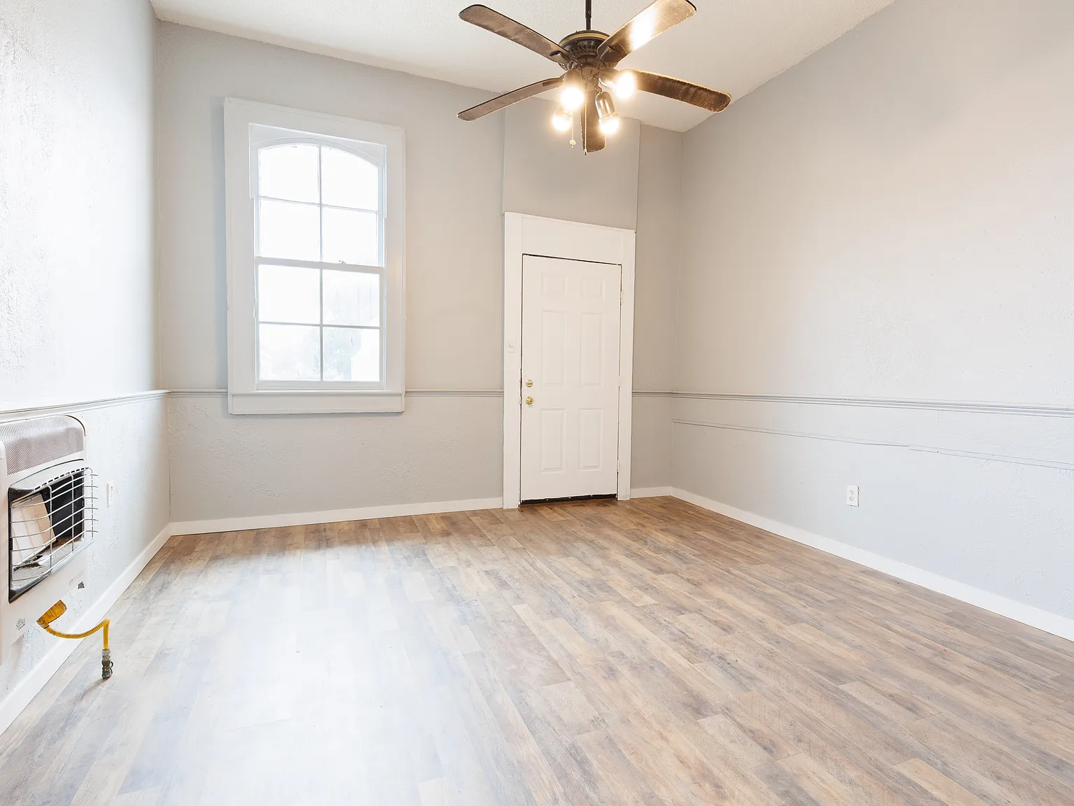 2 bed, 702 sqft, $1,350 — Photo 1