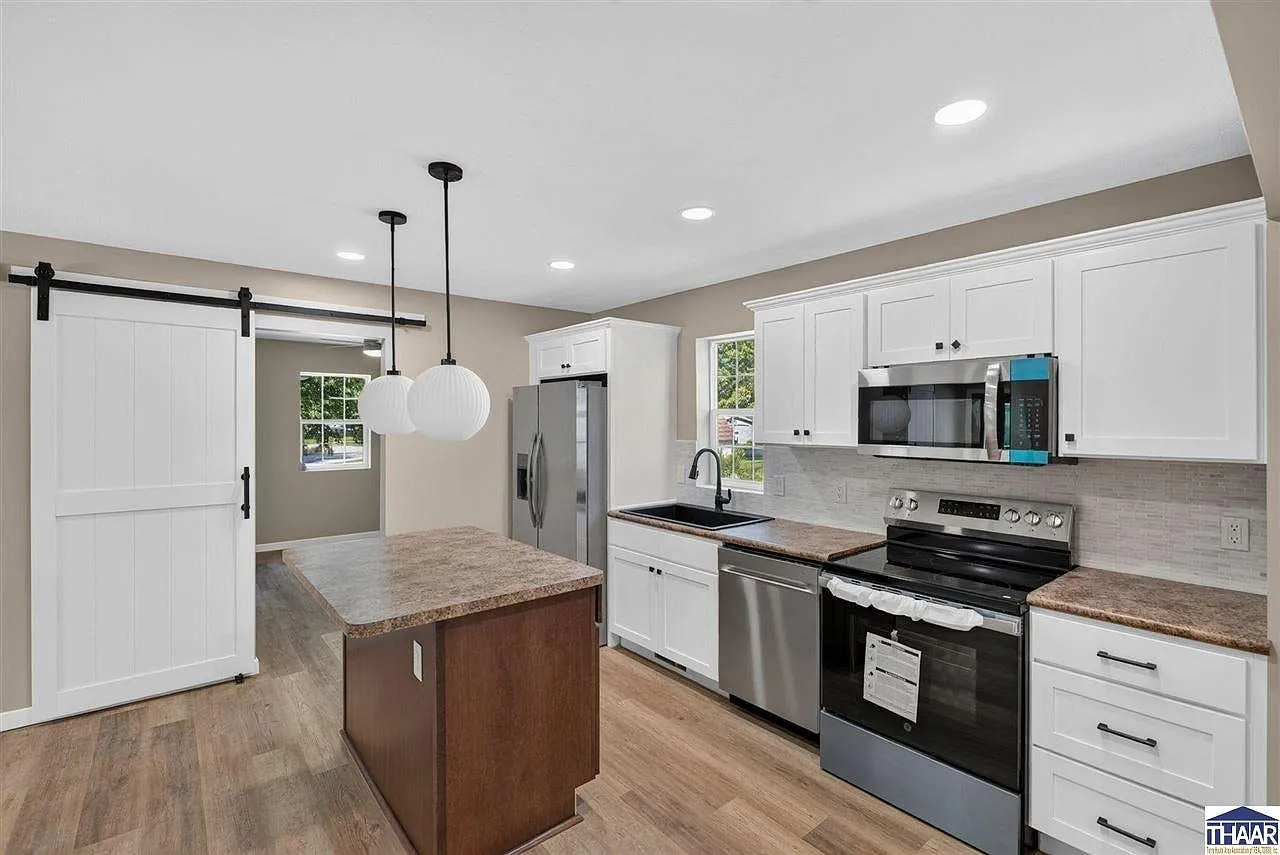 2 bed, 810 sqft, $2,100 — Photo 2