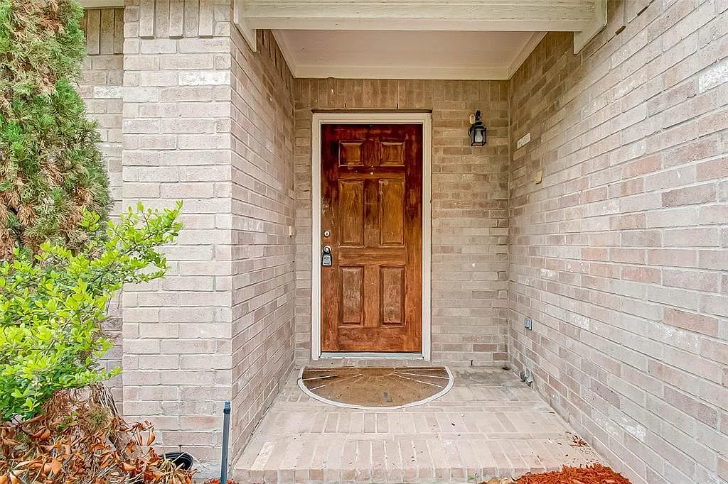 3 bed, 2.0 bath, 1635 sqft, $2,050 — Photo 2