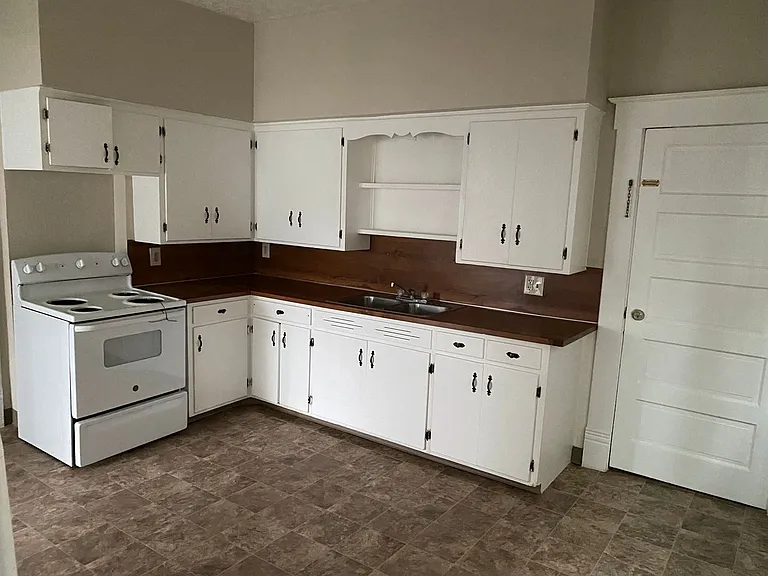 747 E Main St — Photo 10