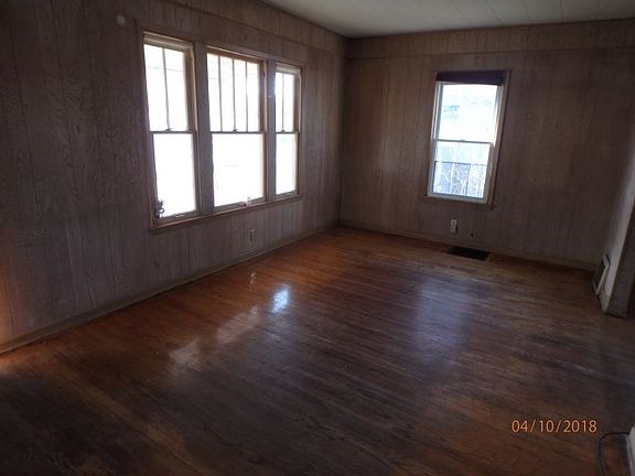 3rd image of 610 Gordon Ave