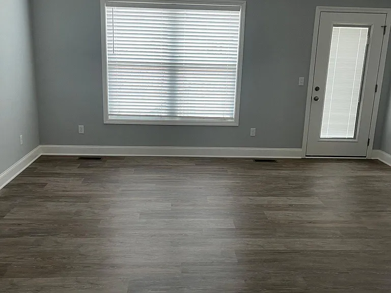 557 Labrador Dr — Photo 11