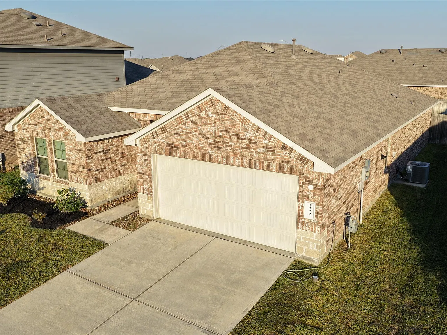 4 bed, 2.0 bath, 1736 sqft, $2,050 — Photo 2