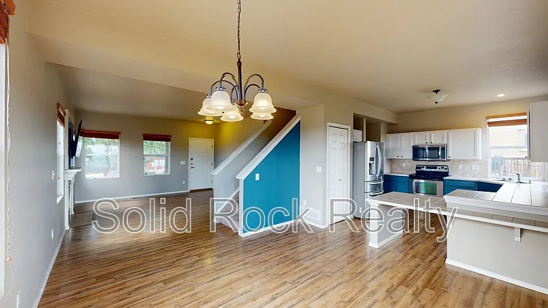 4 bed, 3.5 bath, 2112 sqft, $2,500 — Photo 2