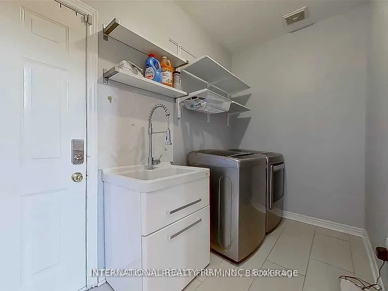 2 Dolce Cres — Photo 21