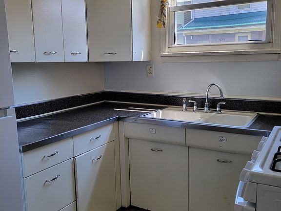 5th image of 206 Maple Ave
