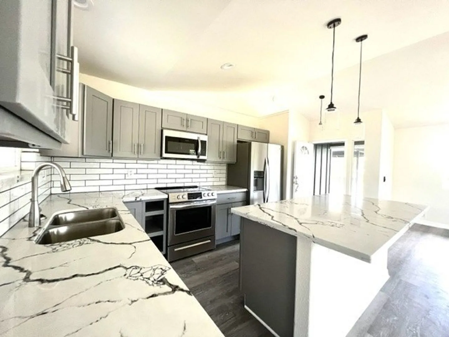 Lovely 3 Bedroom 2 Bath in HPP — Photo 2