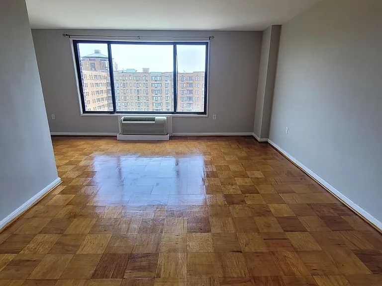 2501 Calvert St NW — Photo 9