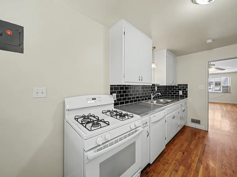 1437 N Jasmine St — Photo 5