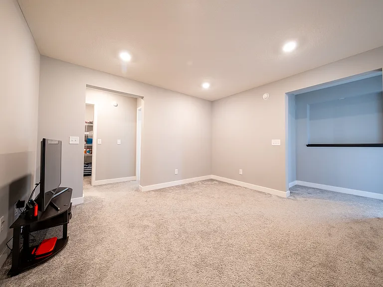8380 Abercrombie Ln — Photo 34