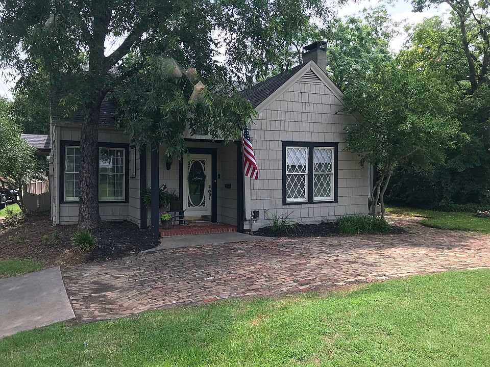 Brick  drive w/pecan tree