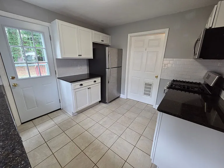 7405 Yorktown Dr — Photo 8