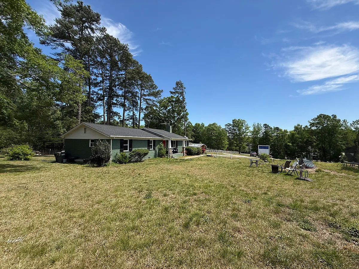 Building Photo - 2619 Forest Lawn Dr
