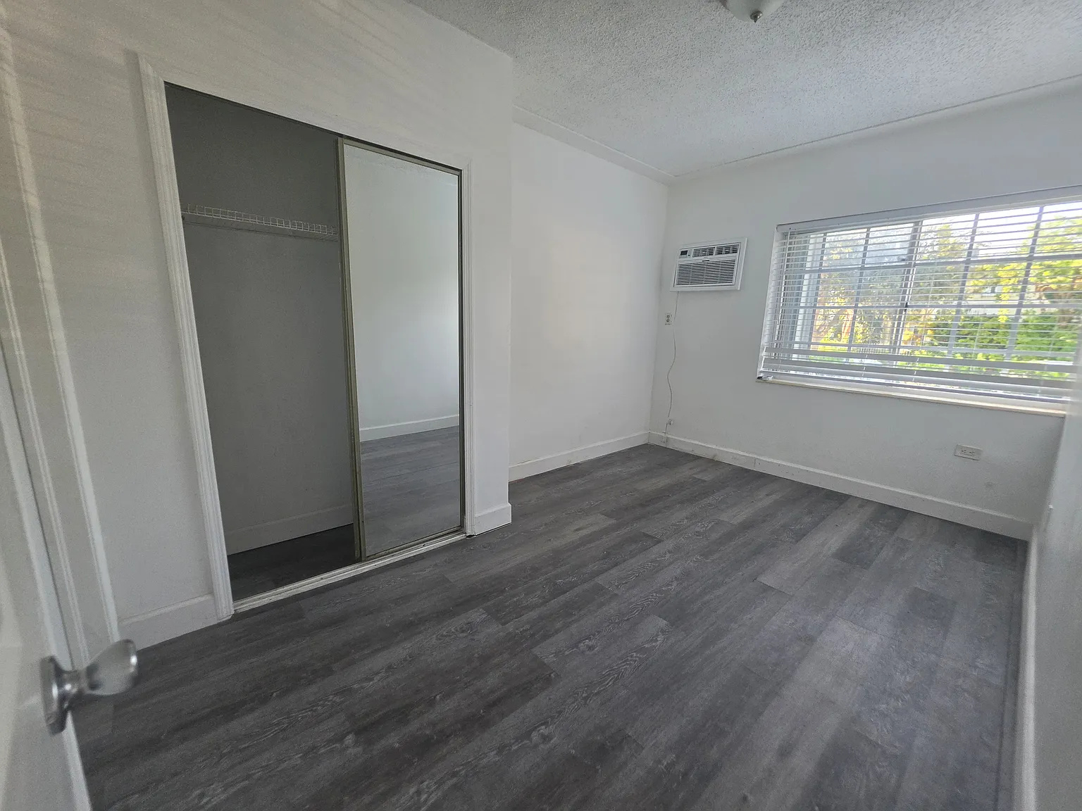 2 bed, 800 sqft, $2,400 — Photo 3