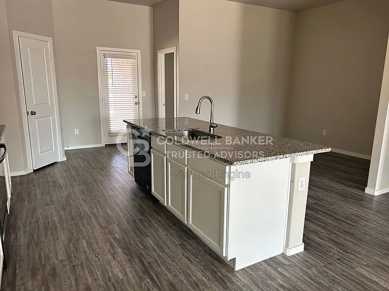 2122 N Texas Ave — Photo 3