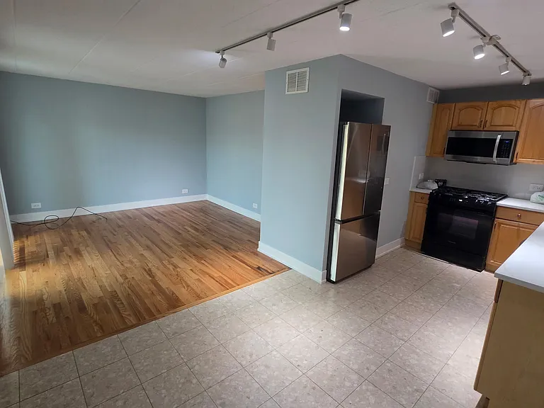 10033 Irving Park Rd #3B — Photo 2