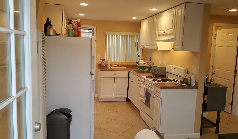 179 E 18th St #C — Photo 5