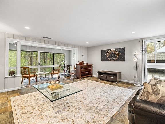 2nd image of 370 Great Rd APT 8