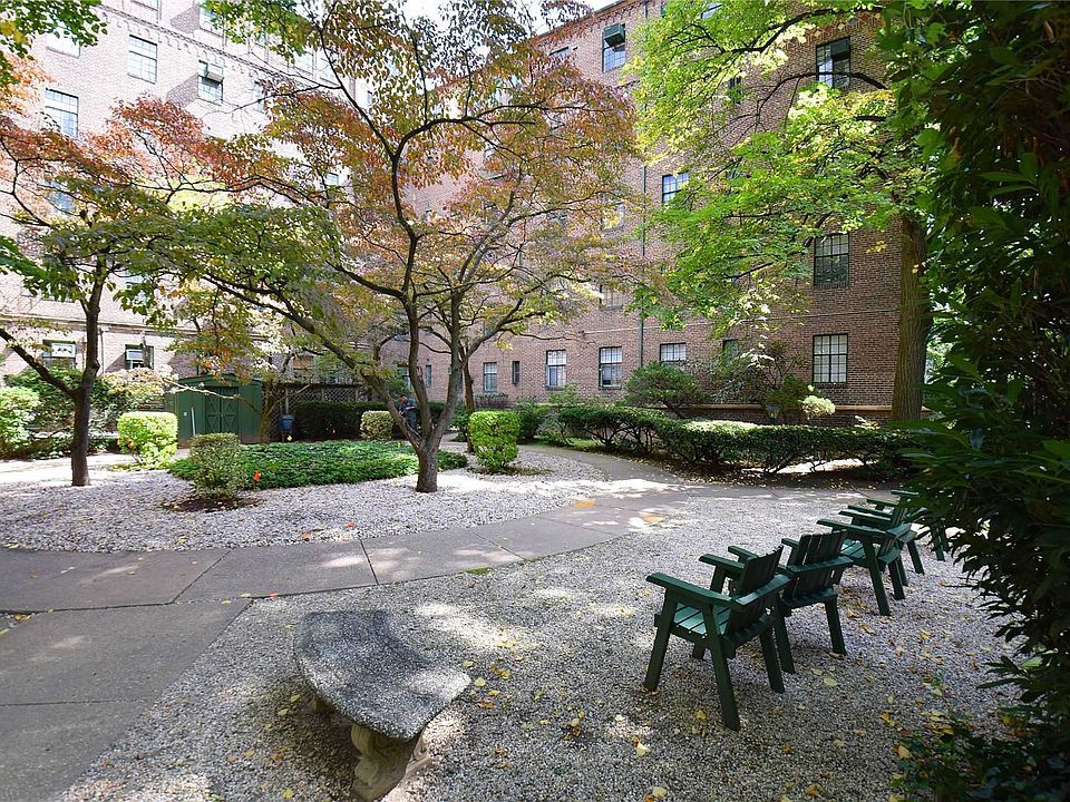 2nd image of 160 Middle Neck Rd APT 5C