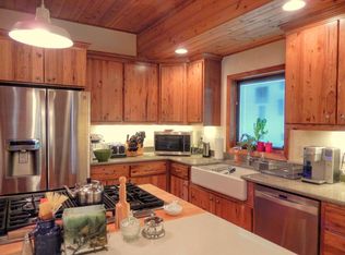 875 Pleasant Valley Rd, Merlin, OR 97532