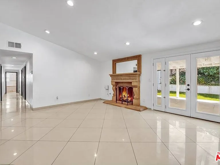 20746 Clarendon St — Photo 14