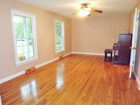 4th image of 2666 Woodford Ave