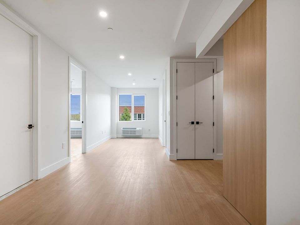 1st image of 85 E 53rd St #2E