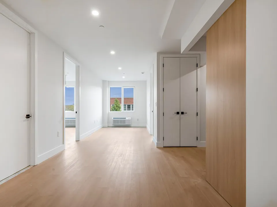85 E 53rd St #2E