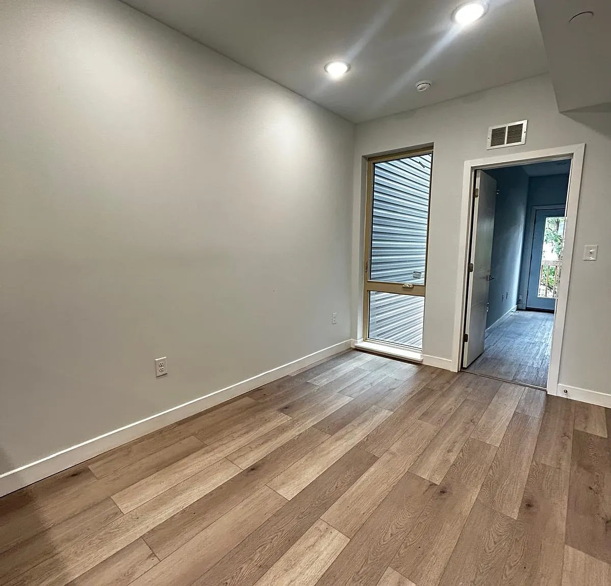 2 bed, 700 sqft, $1,450 — Photo 3