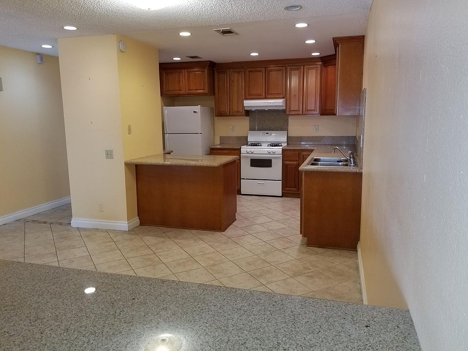 Dinning area next to kitchen