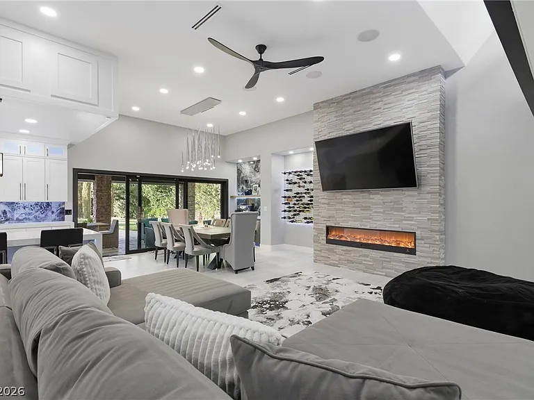 300 E Lacy Ln — Photo 25