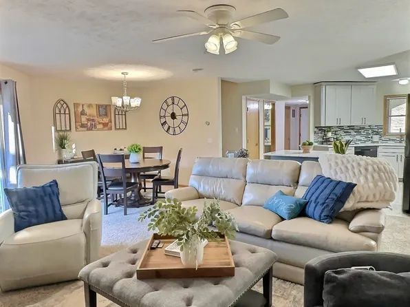 566 Lakeside Dr #48, Lincoln, NE 68528