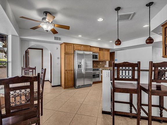 Breakfast Bar & Eat in Kitchen