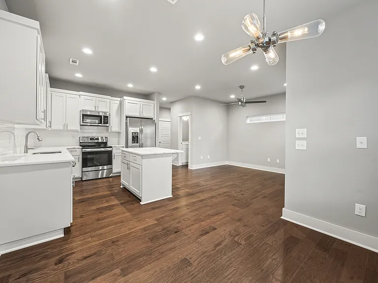 910 W Cato Springs Rd — Photo 2