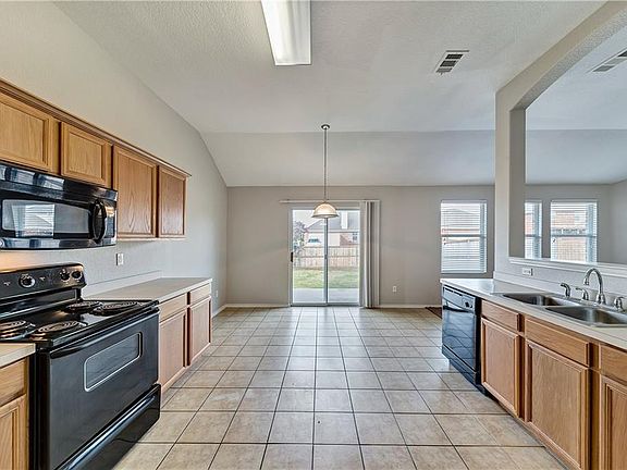 4th image of 202 Rosewood Ct
