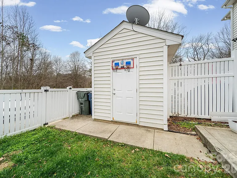 17610 Delmas Dr — Photo 24